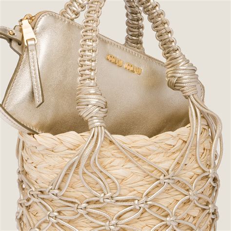 Straw and leather mesh bucket bag Tan/pyrite .